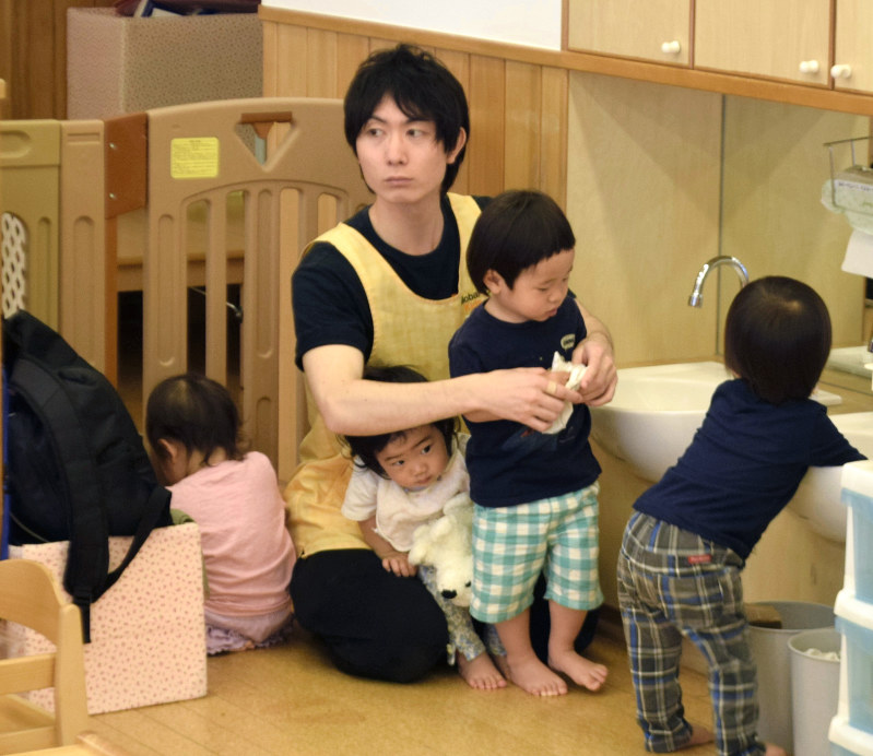 園児に手洗いさせながら周囲に目を配る湯沢晃平さん
