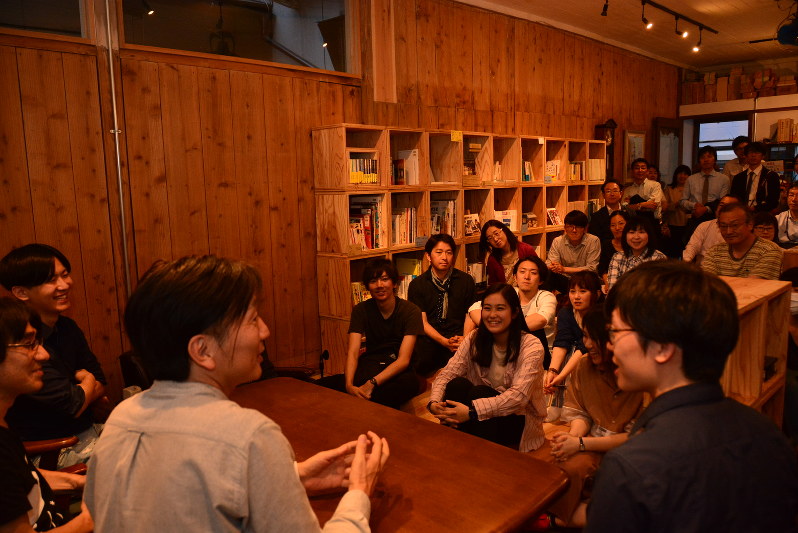郁文堂書店の店内。トークイベントに盛り上がった=山形市七日町2で