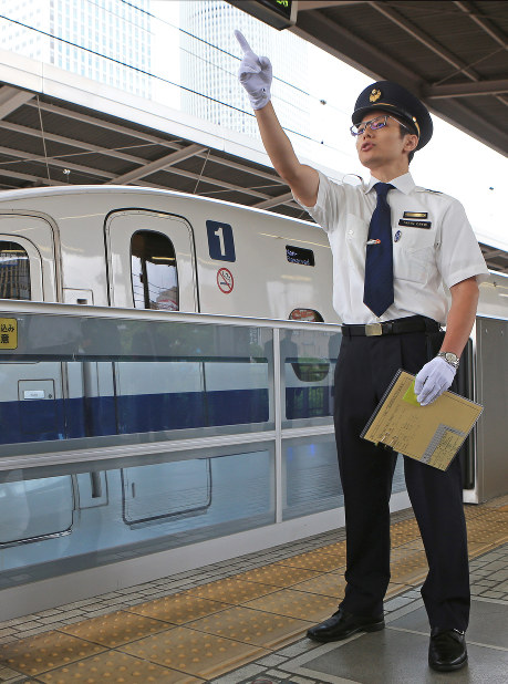 JR東海：制服刷新…25年ぶり 白と濃紺を基調に | 毎日新聞