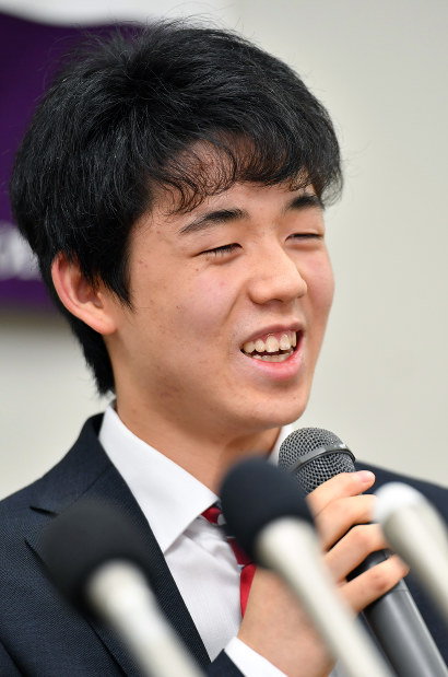 藤井四段：14歳人気沸騰…取材に70人、異例の扇子販売 | 毎日新聞
