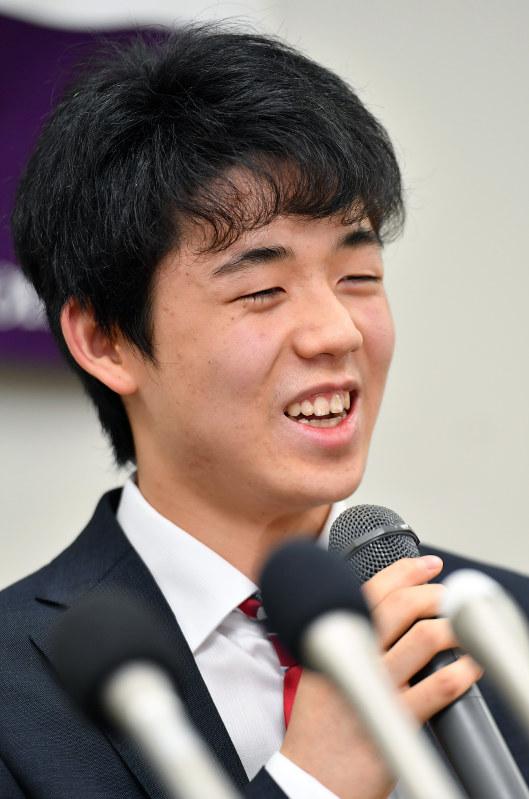 藤井四段：14歳人気沸騰…取材に70人、異例の扇子販売 | 毎日新聞