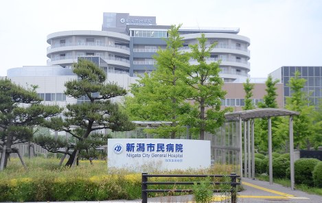 医師の長時間労働が問題になった新潟市民病院＝新潟市中央区で２０１７年５月３１日、柳沢亮撮影