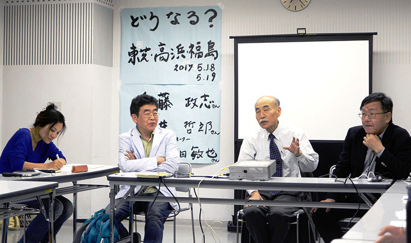 参加者からの質問に答える(右から)後藤政志さん、筒井哲郎さん、守田敏也さん。左端は主催者の西村静恵さん=大津市で、太田裕之撮影