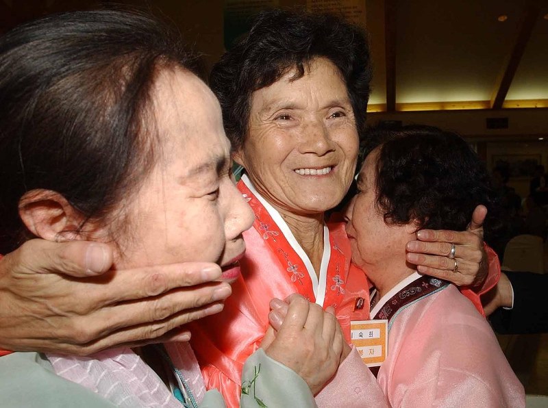 半世紀ぶりに再会し涙で抱き合う姉妹=2002年9月13日、AP