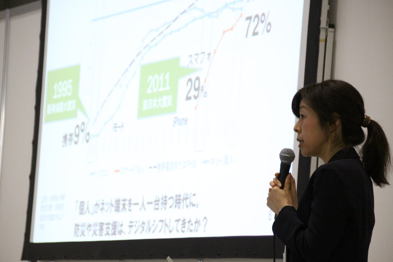 携帯電話の基地局位置情報を利用した避難者動向の分析について説明するソフトバンク・システム戦略室の小和田香担当課長=東京都江東区有明3の東京ビッグサイトで5月24日、金森崇之撮影