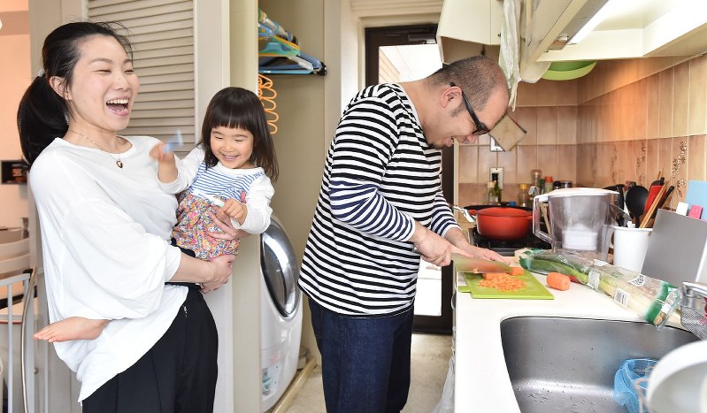 妻と娘のために昼食を作る菅原崇さん=西本勝撮影