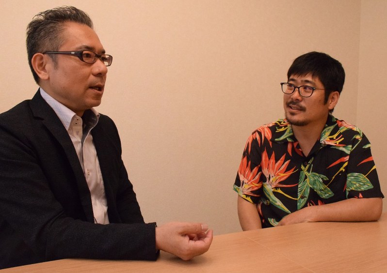 「武曲」について語り合う藤沢周さん(左)と熊切和嘉監督=横浜市で