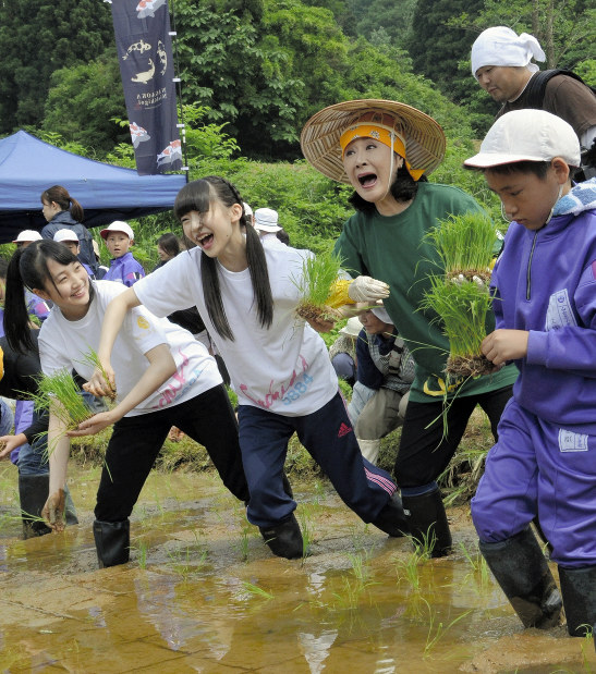 小林幸子さん：NGT荻野さんらと田植え 山古志復興願う | 毎日新聞