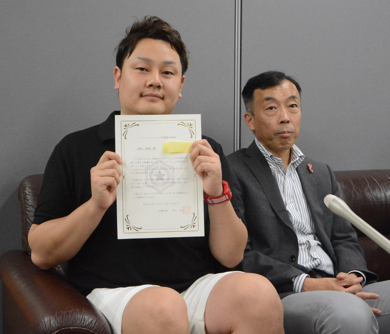 パートナーと宣誓した奥田真理さん(左)。隣は「ドメスティック・パートナー札幌」の鈴木賢代表=札幌市中央区で2017年6月1日午後5時3分、日下部元美撮影