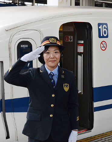 山陽新幹線博多駅長に就任した富沢五月さん=福岡市博多区で、神崎修一撮影