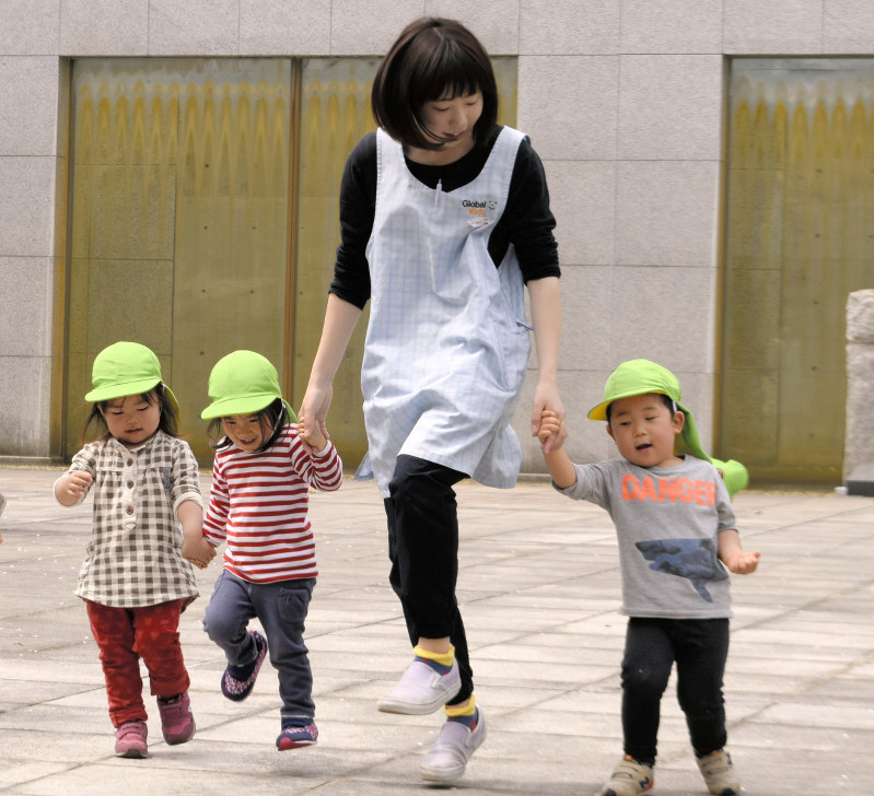 散歩先ではなるべく体を動かす。スキップの練習をみんなで楽しく