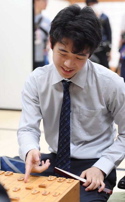 澤田真吾六段を破り、デビュー戦以来の公式戦連勝記録を「２０」とした藤井聡太四段＝大阪市福島区で２０１７年６月２日午後８時４９分、久保玲撮影