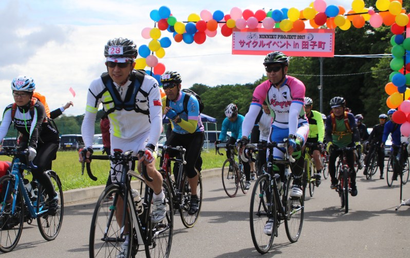 ロードバイク 田子で走行 風となり 楽しむ ライダー５０人 野性味の８０キロ 青森 毎日新聞