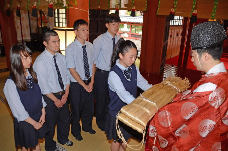 生産体験で栽培・加工した麻を奉納する鹿沼南高の生徒たち=日光市の日光二荒山神社拝殿で