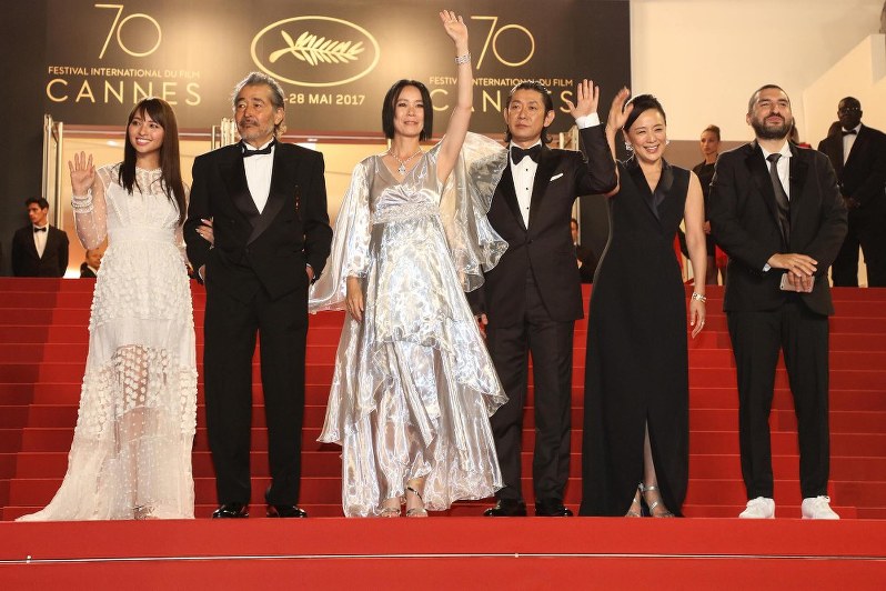 カンヌ国際映画祭にて。左から3人目が河瀬さん=本人提供