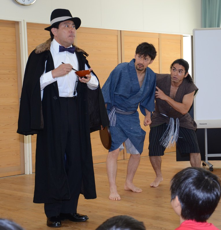 用之助がヒージャー汁のうまさに驚くシーンを演じる谷口さん(左)