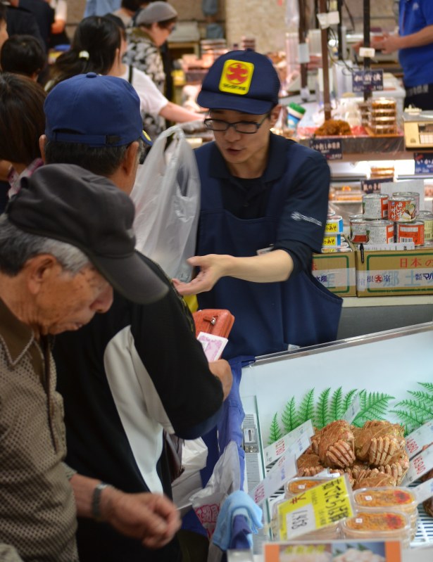 初夏の大北海道物産展 えりすぐり２０００品目 にぎわう 佐世保玉屋 長崎 毎日新聞
