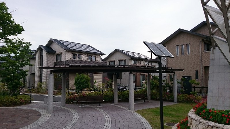 住宅だけでなく公園や街路などエリア内の至るところにソーラーパネルが設置されている