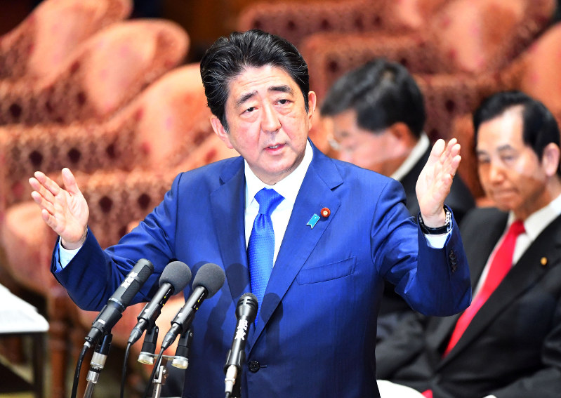 衆院決算行政監視委員会で学校法人「加計学園」による国家戦略特区での獣医学部新設計画について答弁する安倍晋三首相=国会内で2017年6月5日午前9時53分、川田雅浩撮影