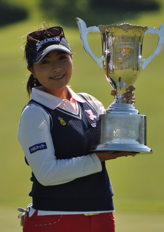 ゴルフのヨネックスレディースでツアー初勝利をものにして、笑顔で優勝杯を掲げる青木瀬令奈＝ヨネックスＣＣで２０１７年６月４日午後３時５０分、熊田明裕撮影