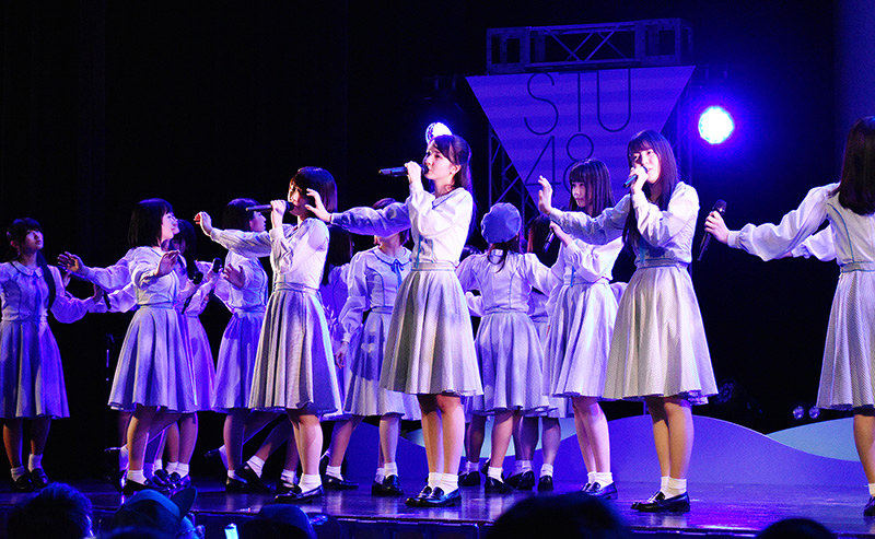 「瀬戸内の声」を初披露するSTU48のメンバー。中央は尾崎舞美さん=岡山市北区で、成松秋穂撮影