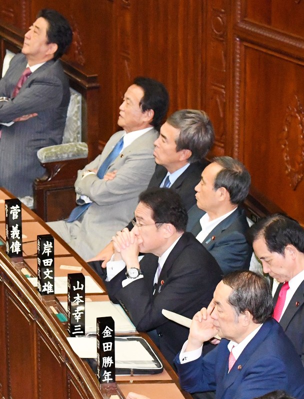 「共謀罪」の成立要件を改めたテロ等準備罪を新設する組織犯罪処罰法改正案を巡る衆院本会議の採決で、記名投票を見守る金田勝年法相(手前)と安倍晋三首相(奥)=5月23日、川田雅浩撮影