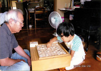 ５歳で初めての将棋。すぐに祖父を追い越した＝藤井裕子さん提供