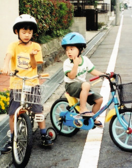 とにかく活発だった幼少期の聡太さん。左は兄＝藤井裕子さん提供