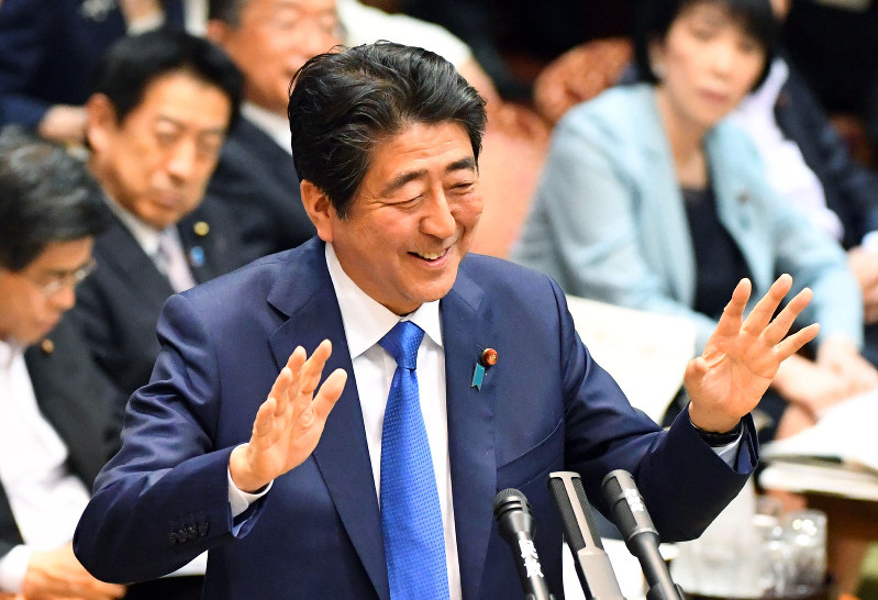 参院決算委員会で答弁する安倍晋三首相=国会内で5日午後2時35分、川田雅浩撮影