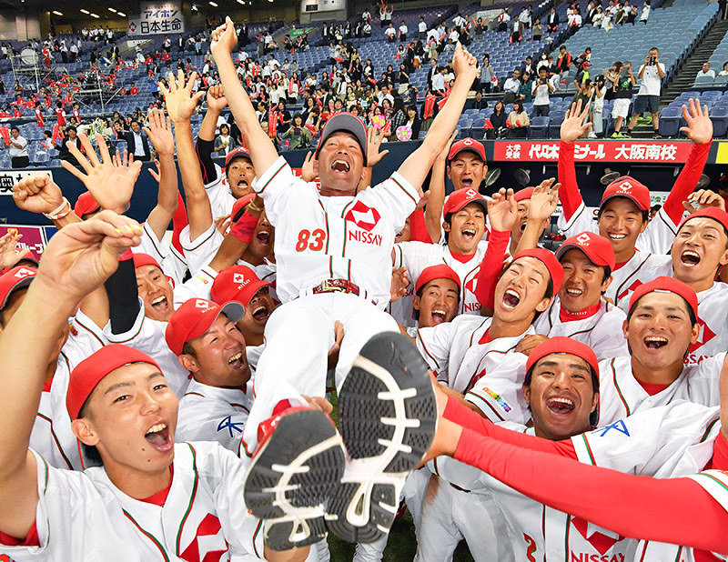 大会出場を決め、十河章浩監督を胴上げする日本生命の選手たち=大阪市西区の京セラドーム大阪で、猪飼健史撮影
