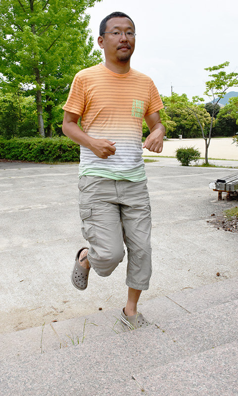 「公園のちょっとした階段でも、その気さえあれば十分トレーニングはできます」と話す六反国男さん=神戸市北区で、元田禎撮影