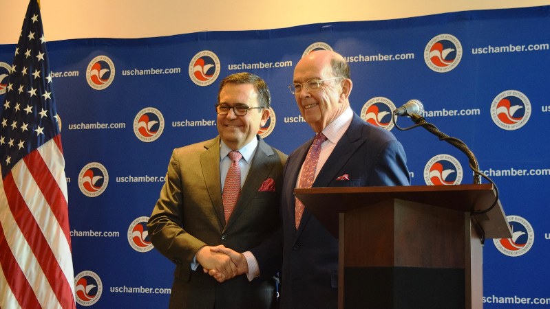 NAFTA見直し交渉を担当するロス米商務長官(右)。左は、メキシコのグアハルド経済相=米ワシントンで2017年6月6日、清水憲司撮影