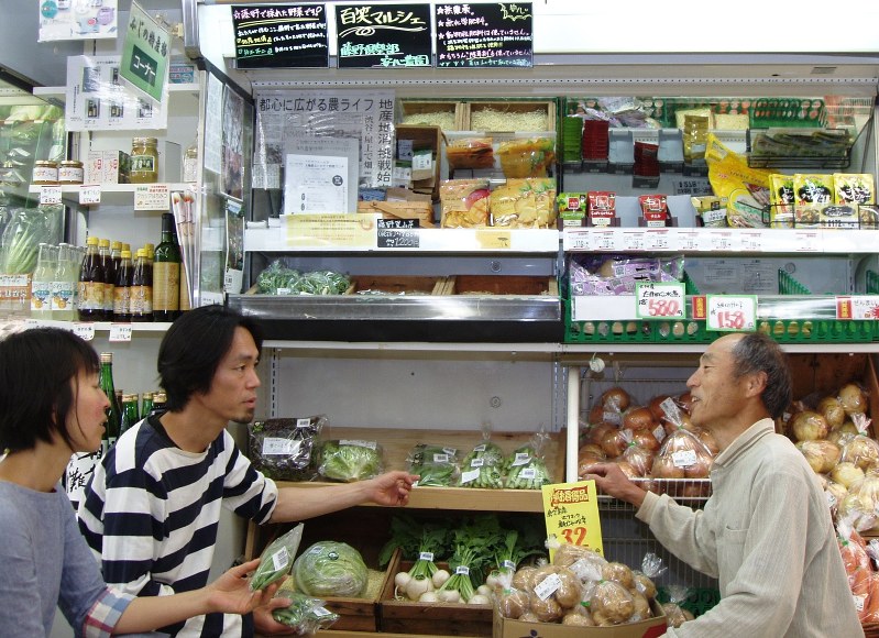 スーパー「まつば」に設置された産直コーナー。左は在庫管理をする渡名喜さん