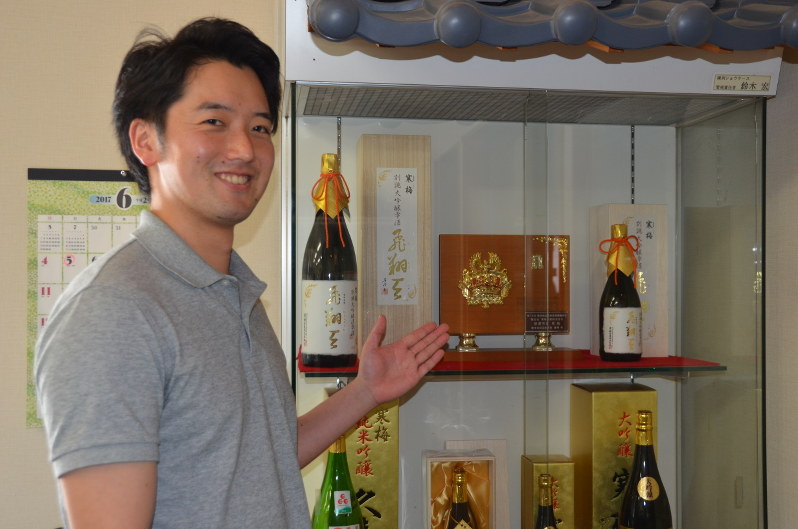 全国新酒鑑評会で3年連続金賞を受賞した鈴木隆広さん=埼玉県久喜市の寒梅酒造で2017年6月5日、錦織祐一撮影