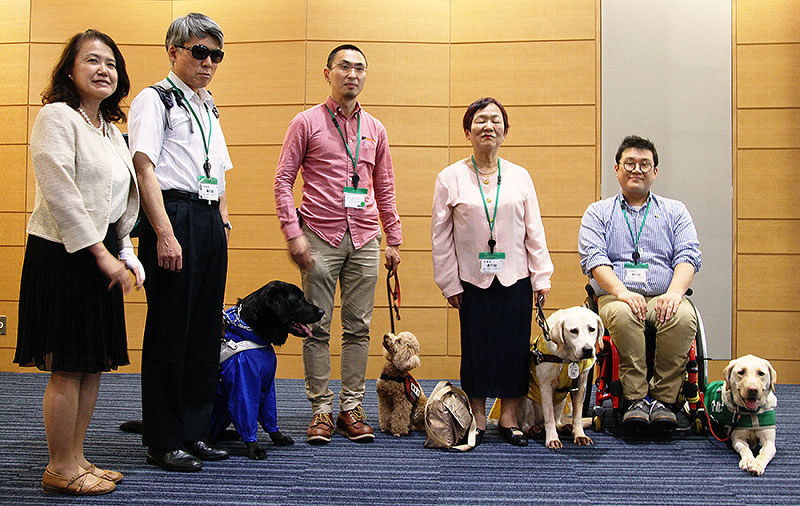 「『ほじょ犬の日』啓発シンポジウム」で意見を交えたパネリストの皆さん。左から松本江理さん、池田純さん、太田琢磨さん、郡司ななえさん、西澤陽一郎さん=衆院第1議員会館で、高尾具成撮影