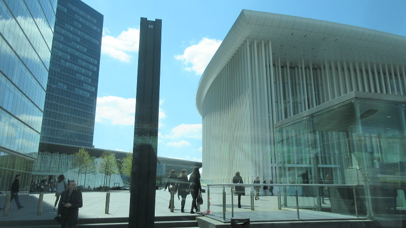 JFK通りに並ぶ近代的なビル。旧市街地とのコントラストを見せる(写真は筆者撮影)