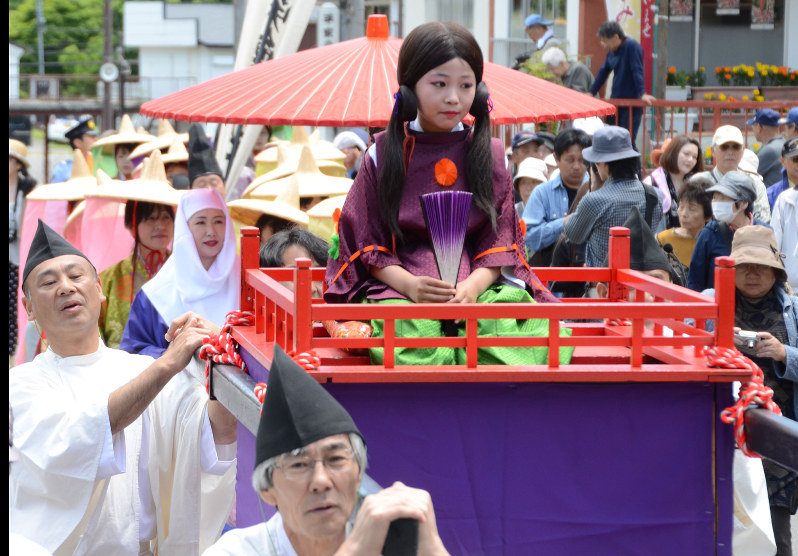 平家大祭 一門の栄華に思いはせ 住民ら絵巻行列参加 湯西川温泉 栃木 毎日新聞