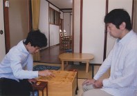 師匠の杉本昌隆七段と＝藤井裕子さん提供