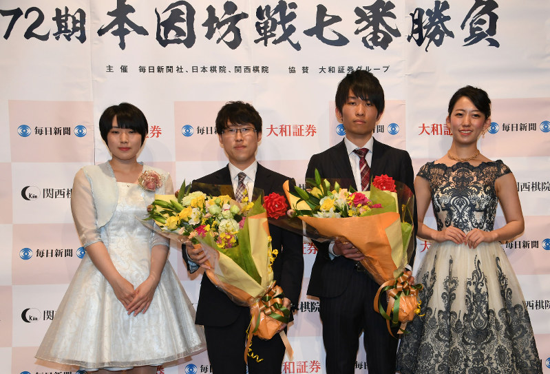前夜祭で熊谷在住のオペラ歌手、土田彩花さん(右端)と画家の室野睦未さん(左端)から花束を受け取る、本因坊文裕(中央左)と本木克弥八段=埼玉県熊谷市で7日、宮本明登撮影