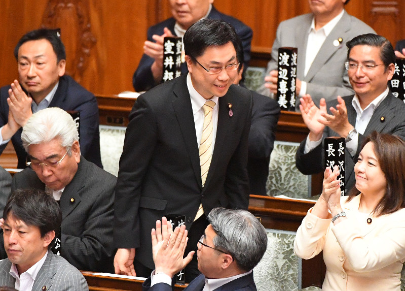 参院本会議で自身の解任決議案が与党などの反対多数で否決され一礼する秋野公造法務委員長=国会内で2017年6月7日午前11時3分、川田雅浩撮影