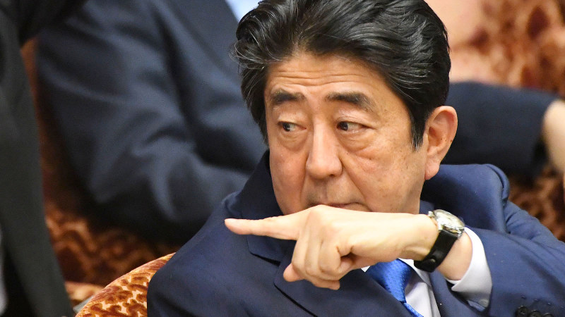 参院決算委員会で学校法人「加計学園」と「森友学園」の問題に絡む公文書についての質問への答弁を山本幸三地方創生担当相に委ねる安倍晋三首相=国会内で2017年6月5日午後2時57分、川田雅浩撮影