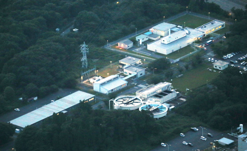核燃料物質の保管容器を点検していた作業員5人が放射性物質に汚染された、日本原子力研究開発機構・大洗研究開発センターの燃料研究棟(右上)=茨城県大洗町で2017年6月6日、本社ヘリから宮武祐希撮影