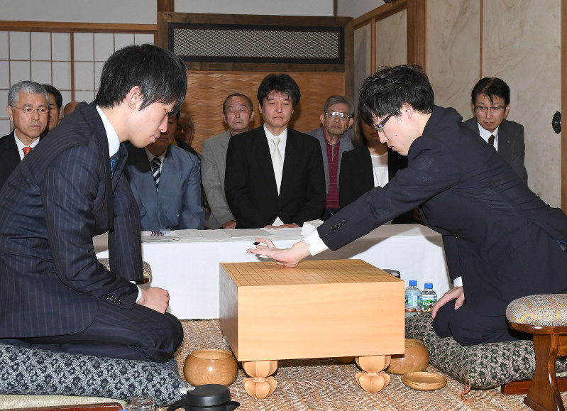 第72期本因坊決定戦七番勝負第3局、初手を打つ本因坊文裕(右)。左は挑戦者の本木克弥八段=埼玉県熊谷市の聖天山歓喜院で2017年6月8日午前9時、宮本明登撮影