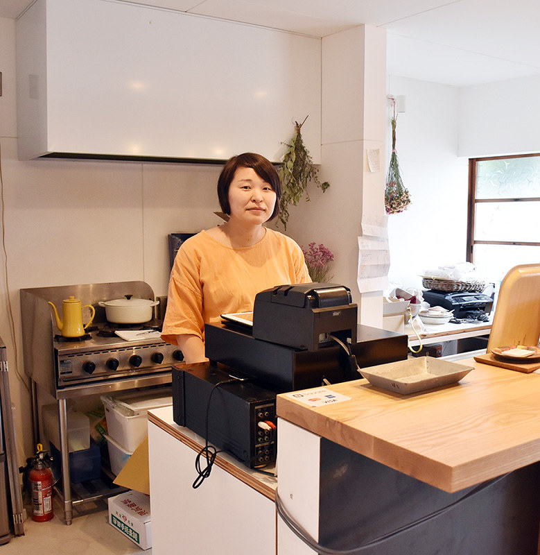 四国見聞録 徳島市 ナガヤプロジェクト 長屋改装 喫茶と雑貨で出迎え 個性ある空間 幅広い世代に人気 四国 毎日新聞