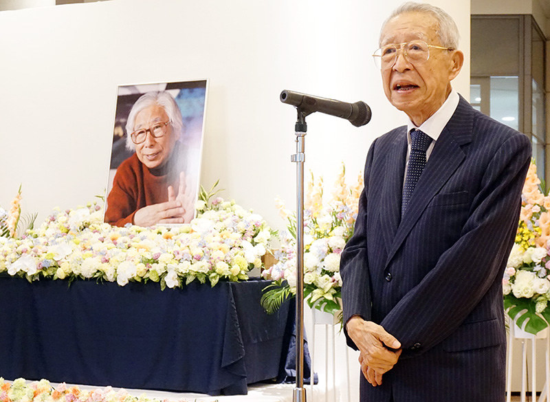 しのぶ会で木村重信さんとの思い出を語る山崎正和さん=大阪市北区の国立国際美術館で、清水有香撮影