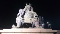 ＪＲ甲府駅前にある武田信玄公像＝２０１７年５月撮影