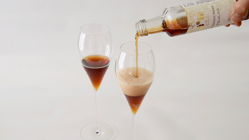 有限会社馨華の炭酸茶「LUXURY SPARKLING TEA」シリーズの一つ「天使の笑み」=小高朋子撮影