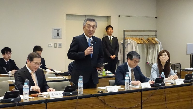 遺伝子組み換え表示の第1回検討会であいさつする松本純・消費者担当相(中央)