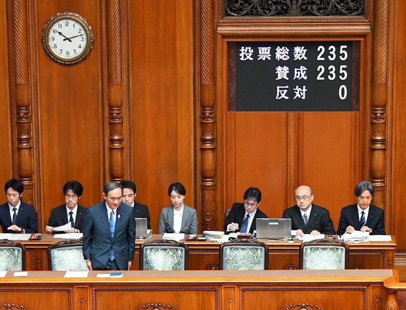 参院本会議で天皇陛下の退位を実現する特例法が全会一致で可決、成立し一礼する菅義偉官房長官(左)=国会内で2017年6月9日午前10時12分、川田雅浩撮影