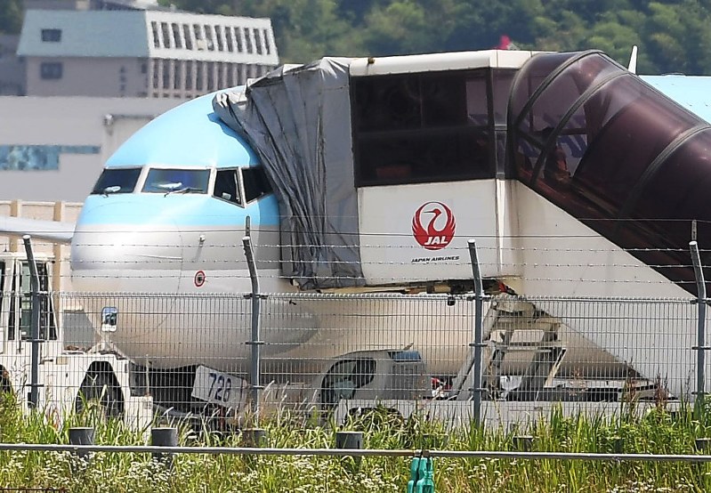 操縦席から煙が発生したとみられる大韓航空機=福岡市博多区の福岡空港で2017年6月9日午前11時、津村豊和撮影